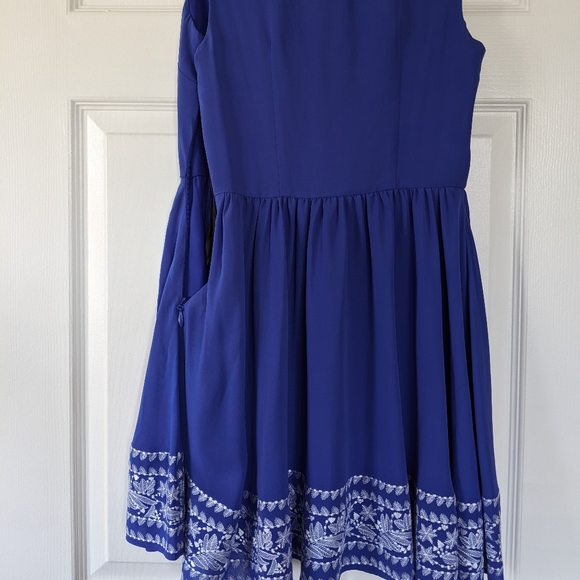 NWT Bebe dress, size 0.  Blue with white embroidery. - Picture 2 of 4